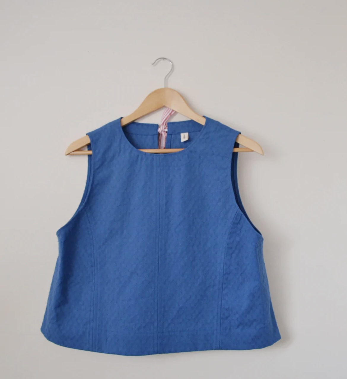 Top "Coton" de la marque Maéli, confectionné en tissus upcyclé (ici un ancien rideau). Le patron de couture n'est pas disponible.