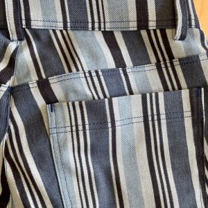 Haut des Poches dos du pantalon renforcées par un point bourdon