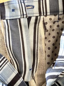 Photo montrant un point de couture pour consolider le bas du sous-pont et la propreté de braguette