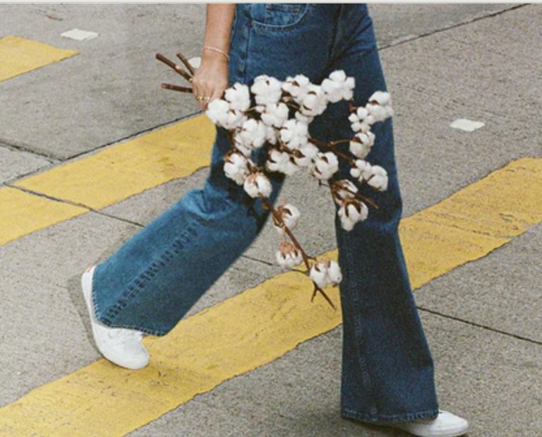 Image montrant un pantalon Unspun porté dans la rue