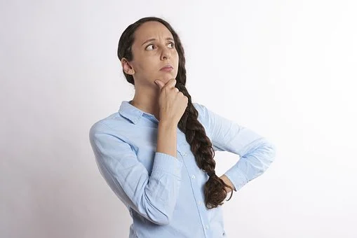 une personne s'interrogeant sur un patron