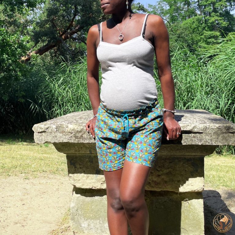 Le short femme Soaz porté par Atenafrodite
