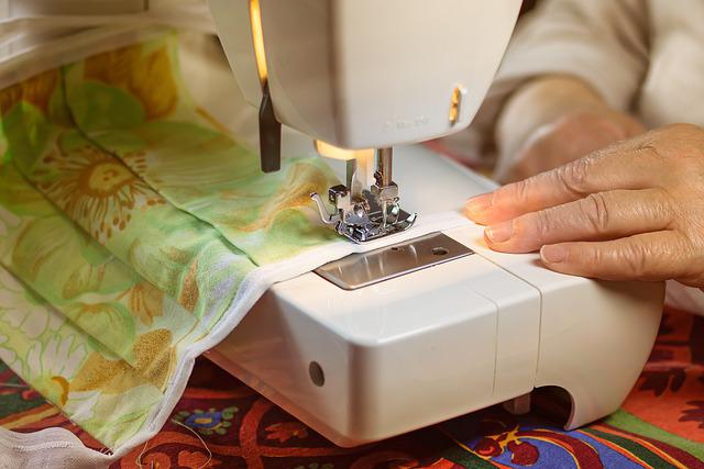 personne cousant à la machine à coudre - débutant couture matériel