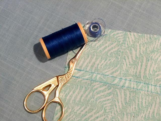 image montrant des ciseaux de broderie, une bobine de fil, une canette - débutant couture matériel