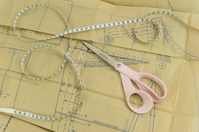 patron de couture, ciseaux, ruban mètre - débutant couture matériel
