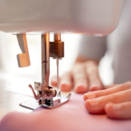 positionnement des mains à la machine à coudre pour apprendre à coudre droit