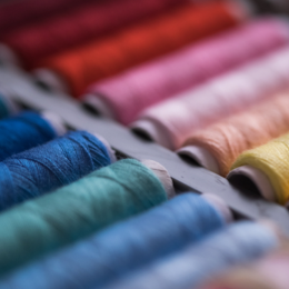 Différentes couleurs de fil à coudre