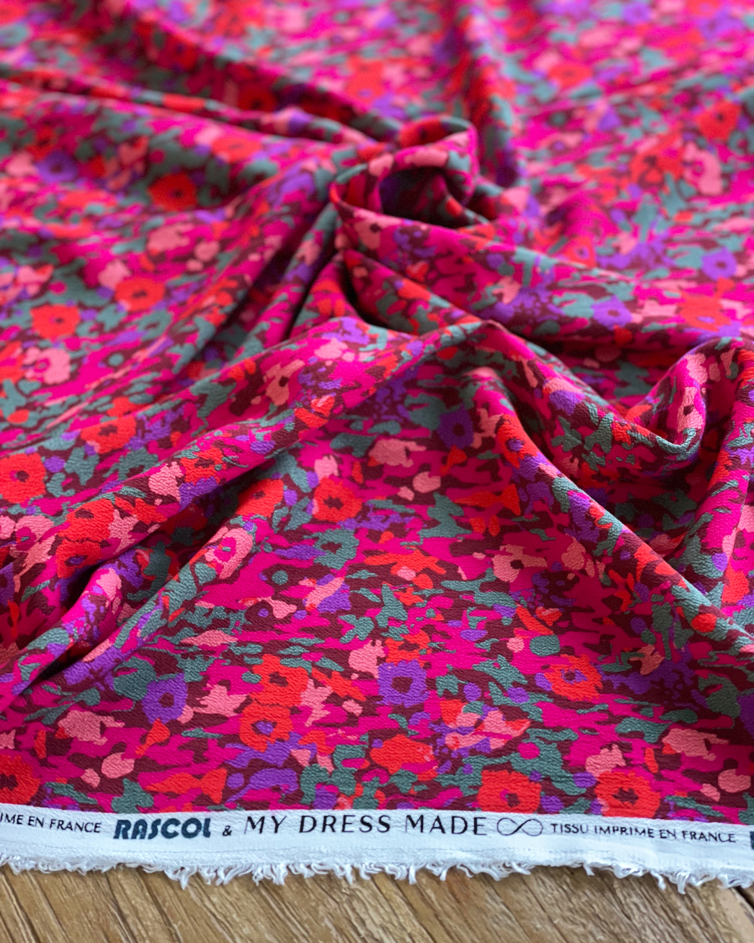 Photo du tissu Les sous Bois Rascol X My Dress Made - Couleur Viva Magenta  Pantone